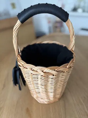 대나무로 만든 바구니 모양의 가방