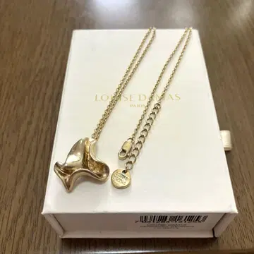 루이즈 다마스 목걸이