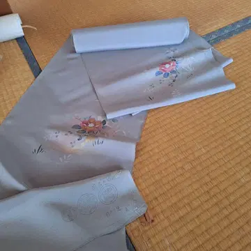 옅은 회색 꽃무늬 코몬 옷감 실크