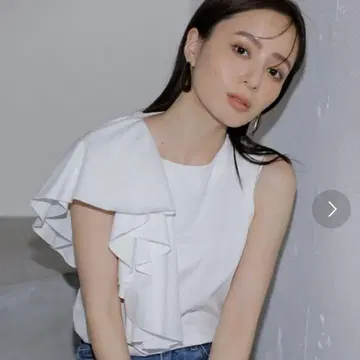 아뉴앙스 프릴 디자인 슬리브리스 셔츠 화이트