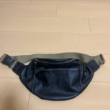 블랙 가죽 바디백 creema