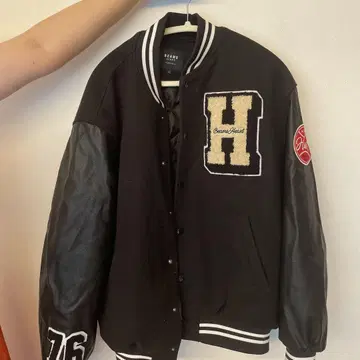 바시티 재킷 블랙 H 자수 76