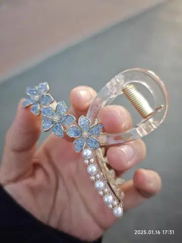 파란 꽃과 펄 헤어 클립