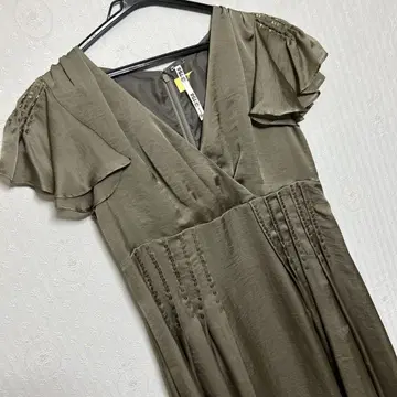 올리브 그린 플레어 슬리브 원피스