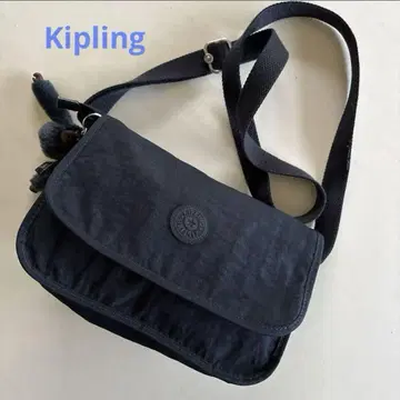 [Kipling] 키플링 나일론 숄더백 네이비 참 부착