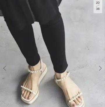 르 탈론 4cm 펄 플랫 샌들 내추럴 M 사이즈