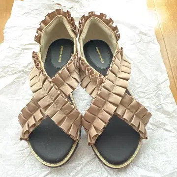 훌쩍 신을 수 있는 어른 프릴 샌들