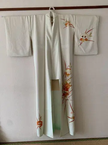 흰색 꽃무늬 호몬기
