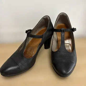 ecco 블랙 가죽 T스트랩 펌프스