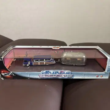 Hot Wheels Airstream Dream Vehicle Set