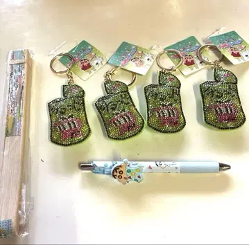 짱구는 못말려(크레용 신짱) 키링 4개 세트와 부채와 볼펜 세트
