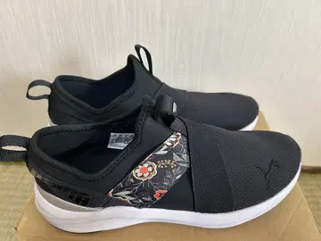 Puma 블랙 플라워 패턴 스니커즈
