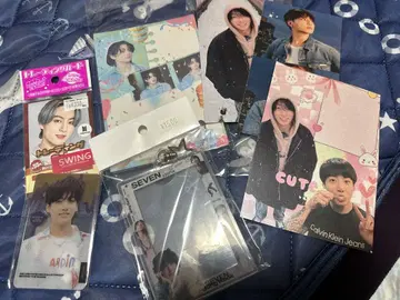 SEVEN Jungkook 키링과 트레이딩 카드