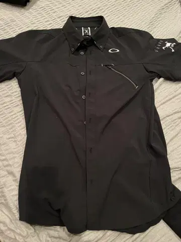 Oakley 블랙 셔츠 지퍼 포켓 부착