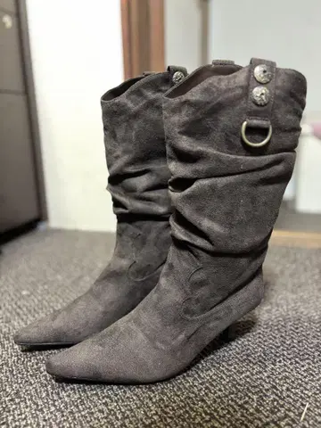 [새상품급] 다크 브라운 스웨이드 롱 부츠 6cm 힐 24.5cm