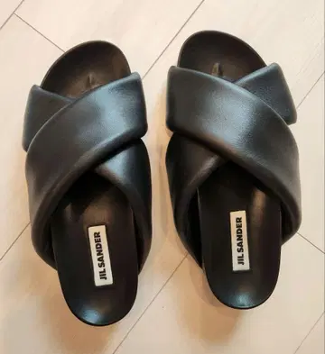 JIL SANDER 블랙 크로스 스트랩 샌들