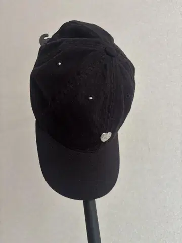 Carhartt WIP 하트 메탈 야구 모자 블랙