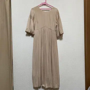베이지 플리츠 원피스