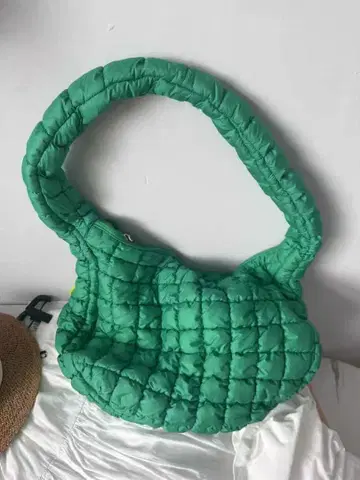 그린 퀼팅 숄더백