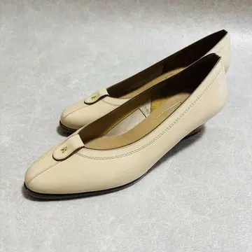 미사용품 | 고급 23cm EE 로우힐 베이지 알파벳 펌프스