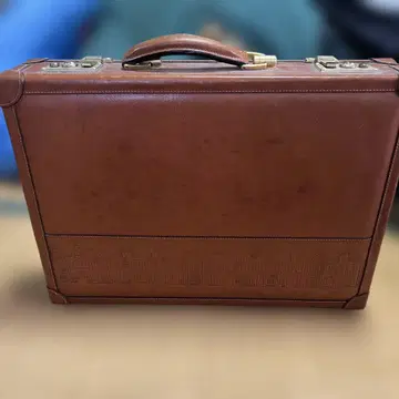 브라운 가죽 아타셰 케이스
