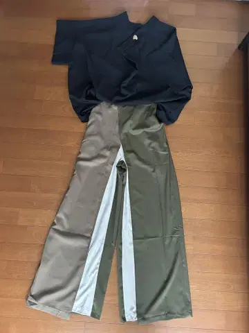셋업 블랙 상의와 와이드 팬츠