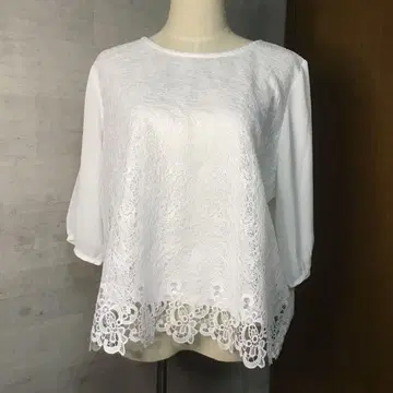 화이트 자수 레이스 밑단 새틴 안감 상의 LL