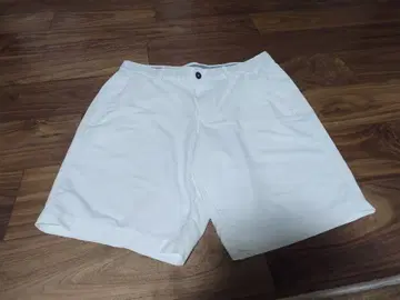 언더아머 화이트 숏팬츠