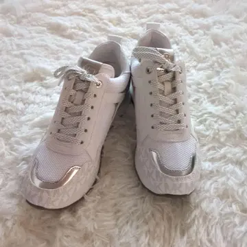 Michael Kors 화이트 스니커즈