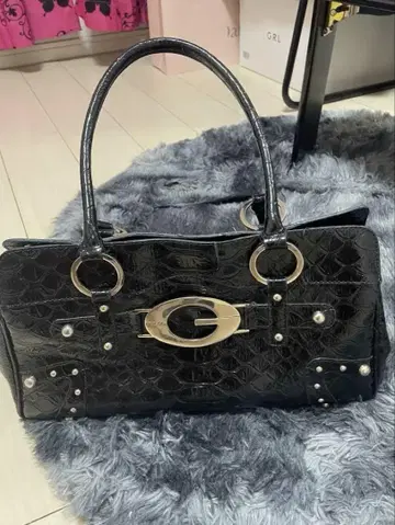 GUESS 블랙 핸드백 크로커다일 무늬