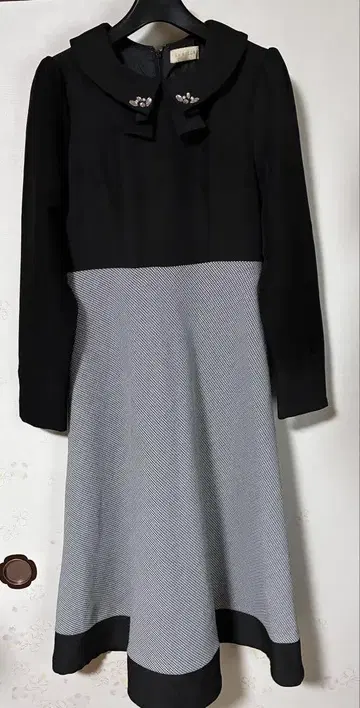 AnMILLE A라인 원피스 블랙 & 그레이 카라 부착