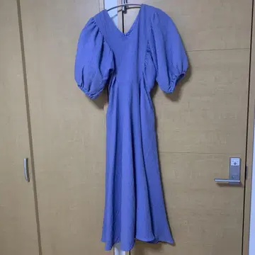 노스탤지어 퍼프 슬리브 V넥 원피스