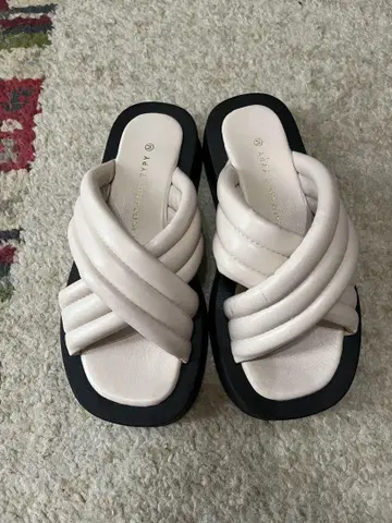 베이지 크로스 스트랩 통굽 샌들
