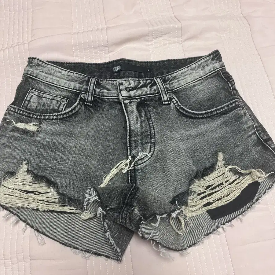 bohemian seoul Damage Washig Shorts ボヘムソ W) 보헤미안 서울 데미지 워싱 쇼츠 그레이 (22년 버전
