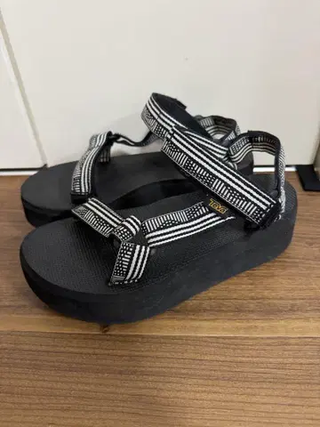 Teva 스포츠 샌들 블랙/화이트 통굽