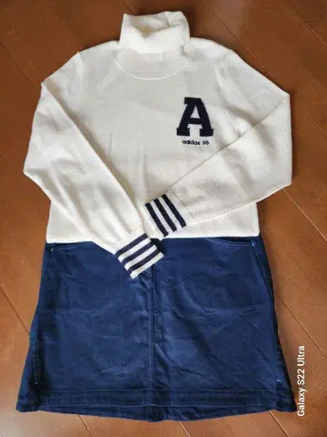 adidas 터틀넥 스웨터 화이트 네이비 L 스커트 셋업