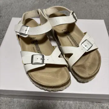BIRKENSTOCK 화이트 샌들