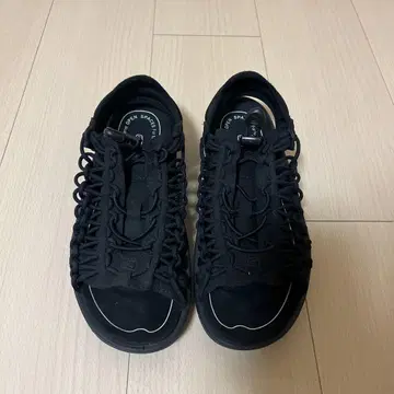 KEEN 블랙 샌들
