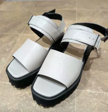 그레이 통굽 오픈토 샌들