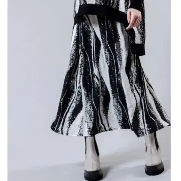 [ 오즈모시스 ] 화이트 블랙 이지 프린트 롱 뉴앙스 스커트
