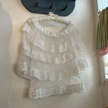 프릴 레이스 시어 탑 화이트 꽃무늬 레이스 모리걸 레이어드