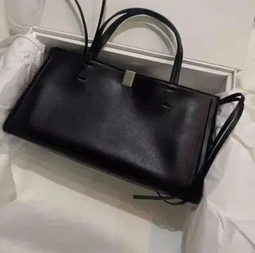 PHOEBE PHILO 블랙 가죽 숄더백