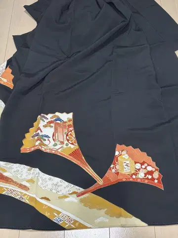 검은색 토메소데 부채 무늬 몬츠키