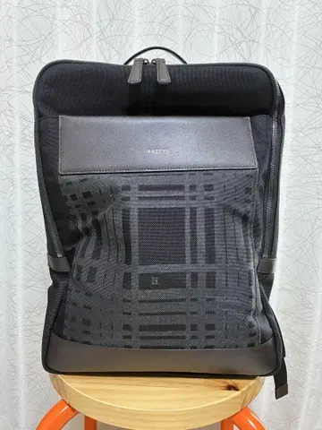 HAZZYS 블랙 체크 무늬 백팩