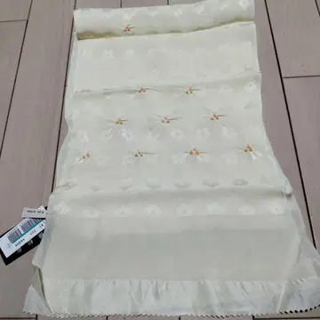 은은한 크림색 바탕의 꽃무늬 자수, 모든 것이 사랑스러운 오비 장식 천
