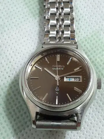 SEIKO 쿼츠 브라운 다이얼 시계