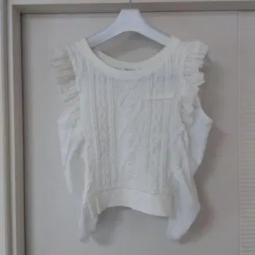 trois 아이보리 프릴 장식 슬리브리스 티셔츠