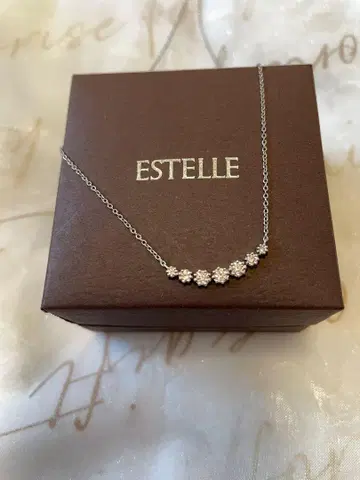 ESTELLE 플라워 모티브 목걸이