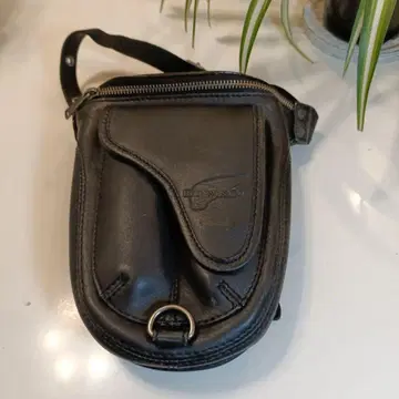 RED WING 블랙 가죽 힙색 플랩형