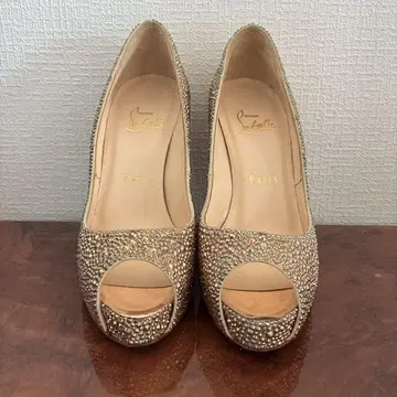 Christian Louboutin 골드 하이힐